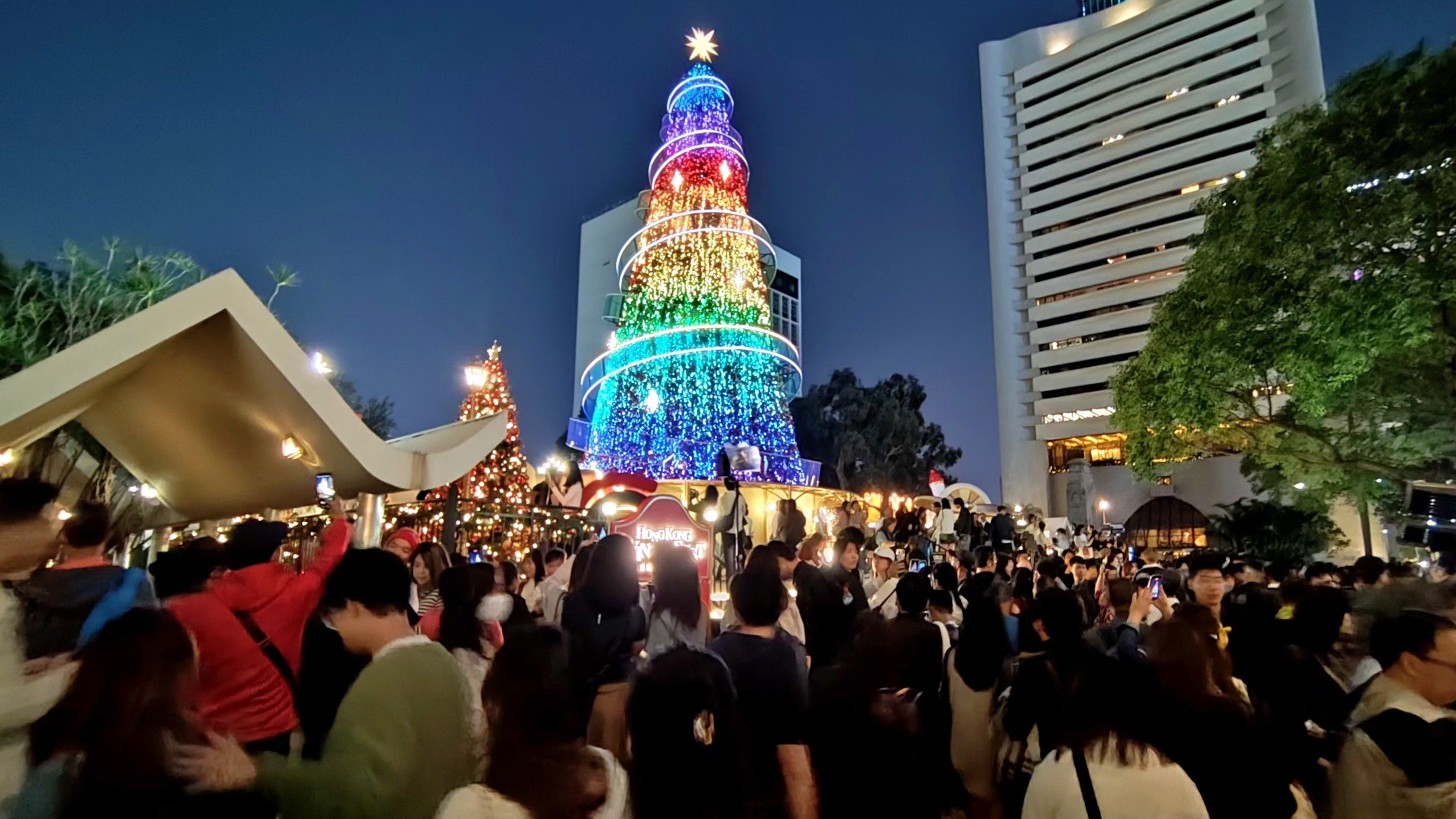 有片｜璀璨燈飾點亮維港 市民遊客齊聚中環迎聖誕