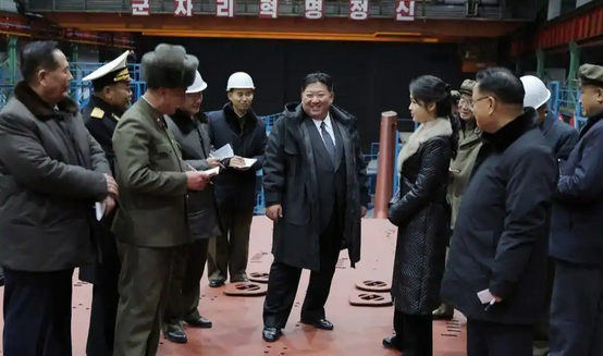 金正恩現場指導核動力戰略導彈潛艇建造工作 