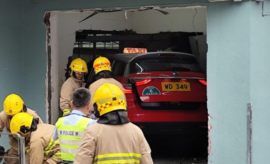 有片 | 觀塘有的士疑失控撞入學校 61歲女司機報稱受傷送院