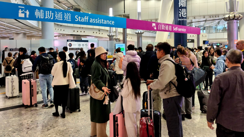 聖誕節假期第二天 大批港人北上旅遊消費