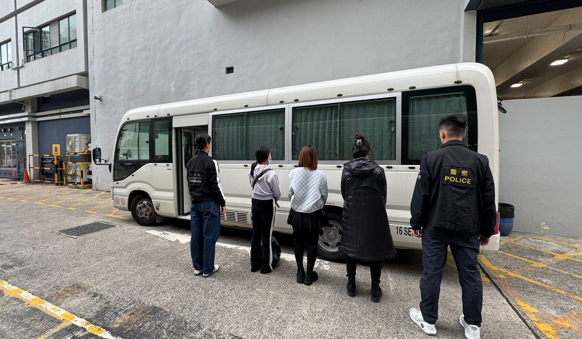 警方新界北區掃黃拘13名女子