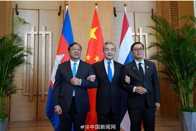 現場畫面披露：中柬泰三國外長挽手臂合影