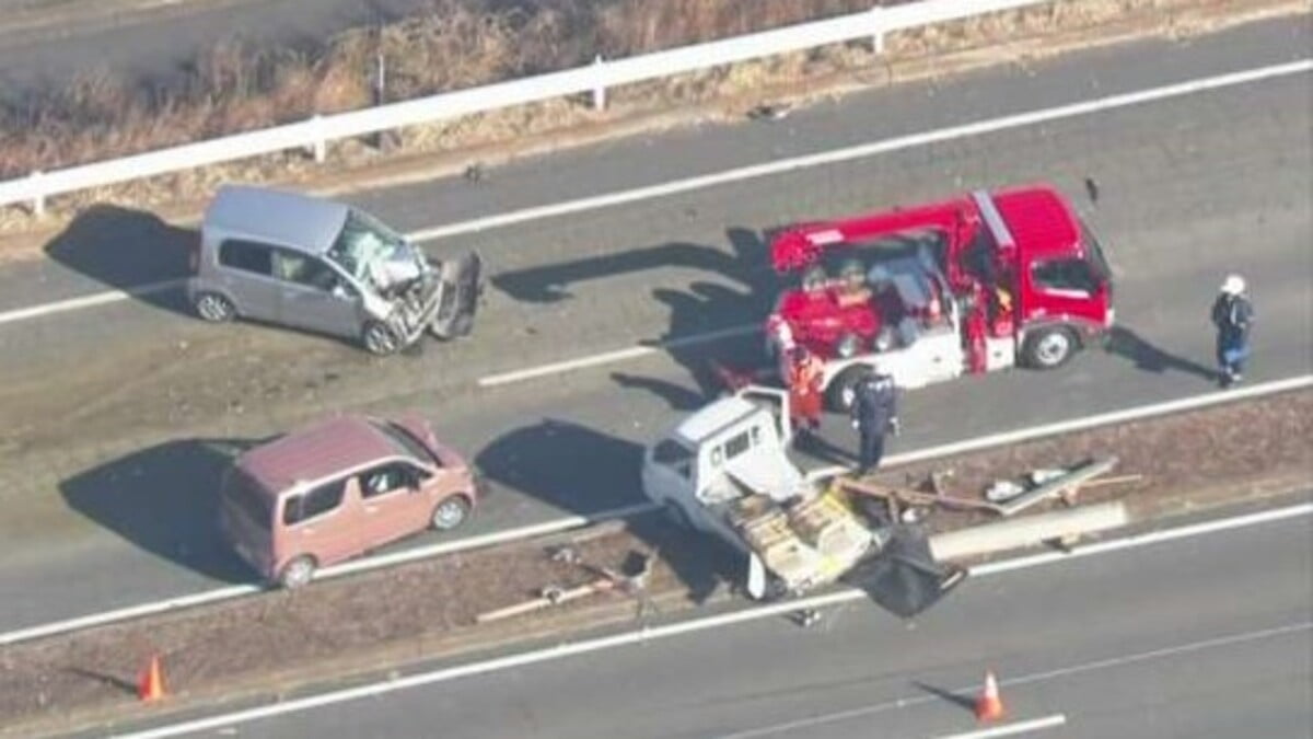日本一貨車公路倒瀉茶葉致10多輛車連環相撞 釀1死3傷