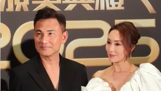 有片丨TVB頒獎禮 林文龍郭可盈夫妻檔頒發「最佳女主角」