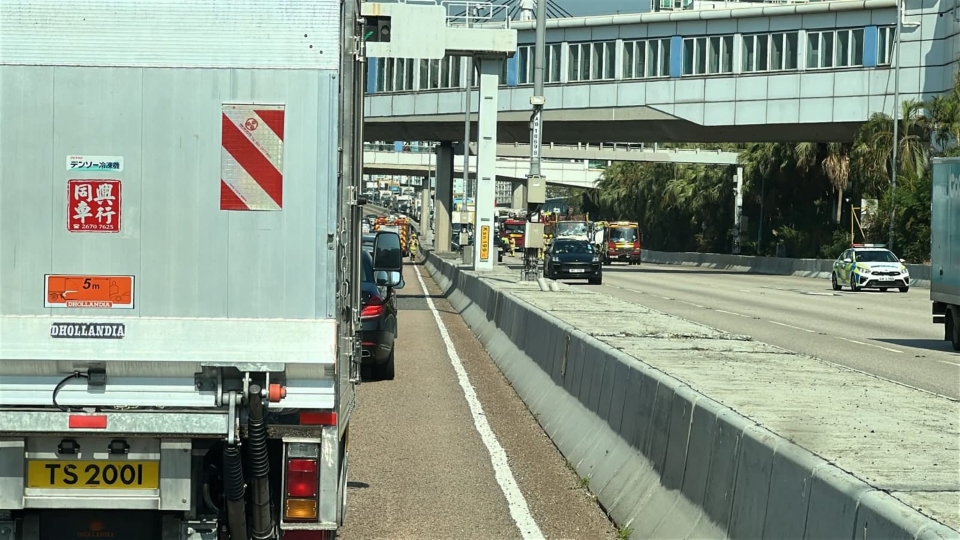 有片 | 西九龍公路兩貨車相撞 司機被困往香港嚴重擠塞