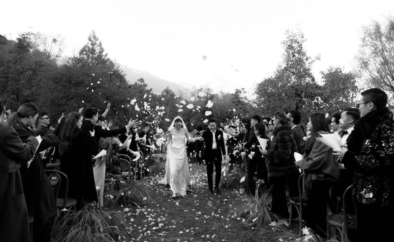 霍啟仁太太首公開婚禮照 透露選址原因：地平線沒有盡頭 未來同樣廣闊