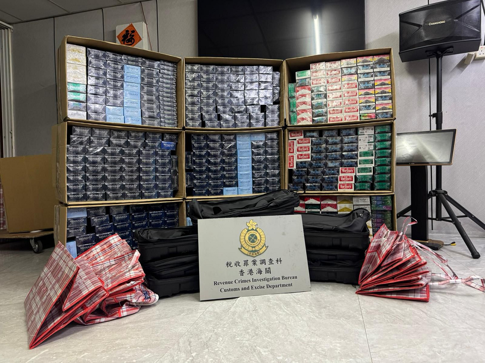 海關上水破私煙儲存倉 拘3人檢55萬元私煙