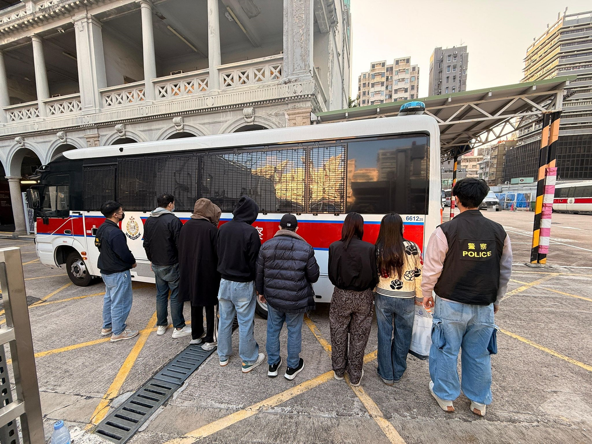 警方旺角破百家樂賭場 拘7人包括七旬男主持