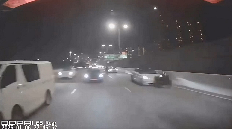 有片︱青葵公路車禍片段曝光 私家車猛撼電單車