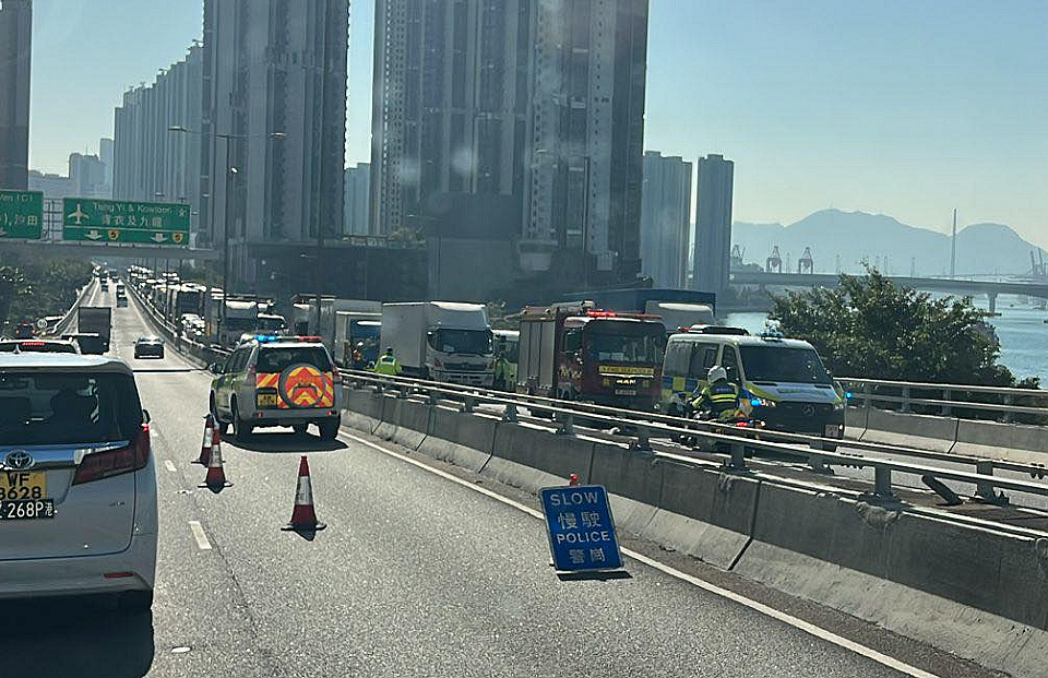 荃灣路6車首尾相撞 貨車司機夾腳被困車廂