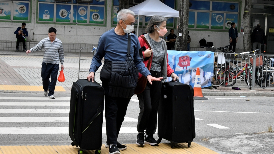宏福苑大火 | 「一戶一社工」收集業主安置意願
