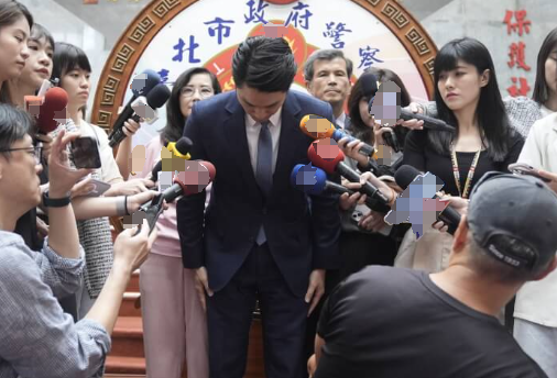 台北市幼兒園性侵案受關注,台北市長蔣萬安(中)19日向幼兒園孩童家長鞠躬道歉。圖自台媒