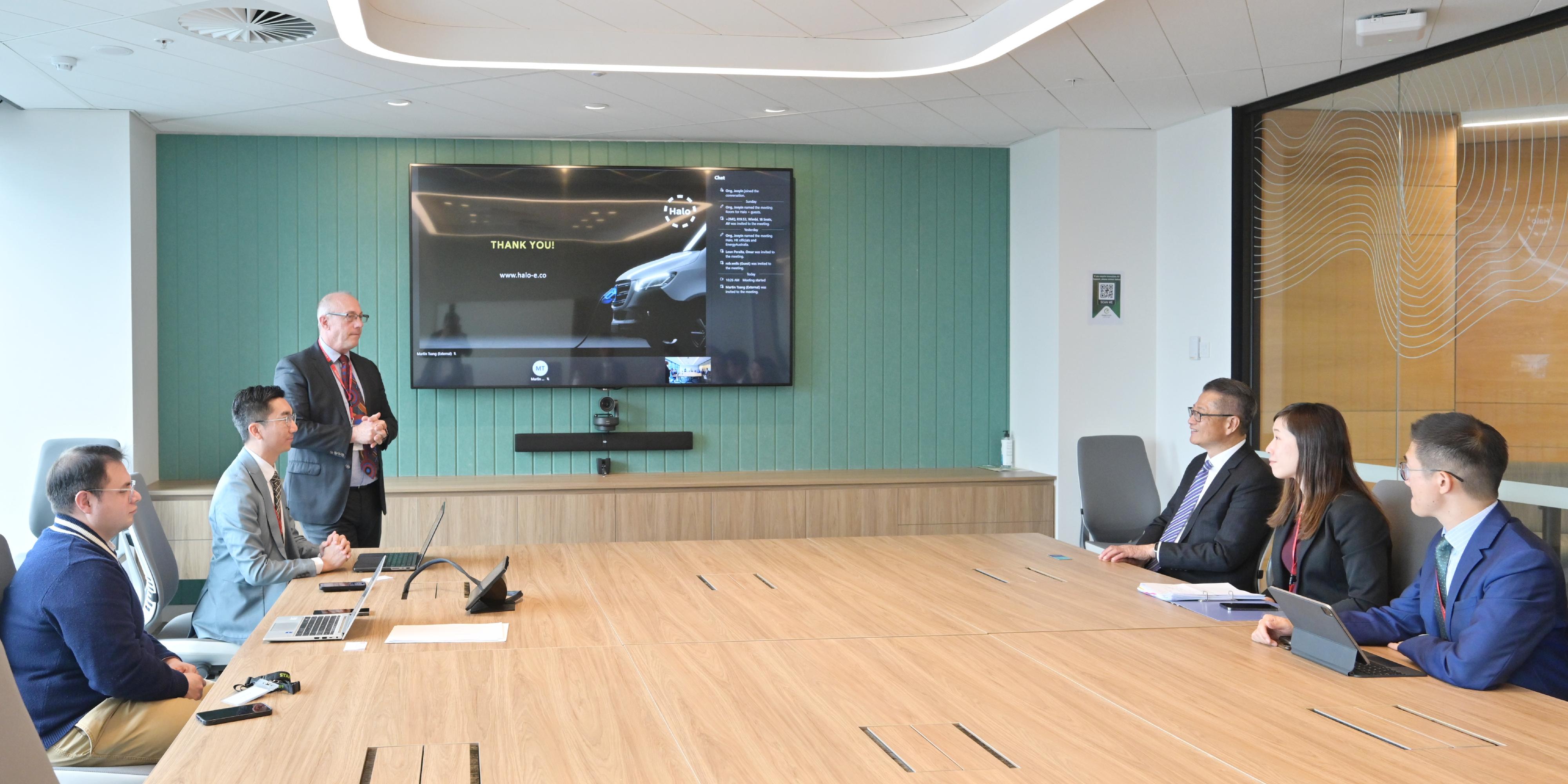 財政司司長陳茂波今日(墨爾本時間九月三日)在澳洲墨爾本與一家港資電動汽車充電營運商以及其澳洲夥伴會面。圖示陳茂波(右三)聽取該企業的代表介紹其電動車充電服務和解決方案。