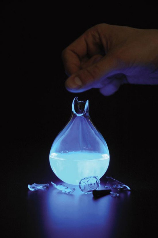 荷蘭藝術家發明人血燃料燈,一滴血照亮整間房。(網頁截圖)