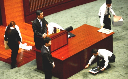 20140703_PO_黃毓民_梁振英_玻璃杯_