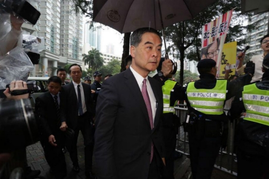 20160422_po_黃毓民_梁振英_入庭