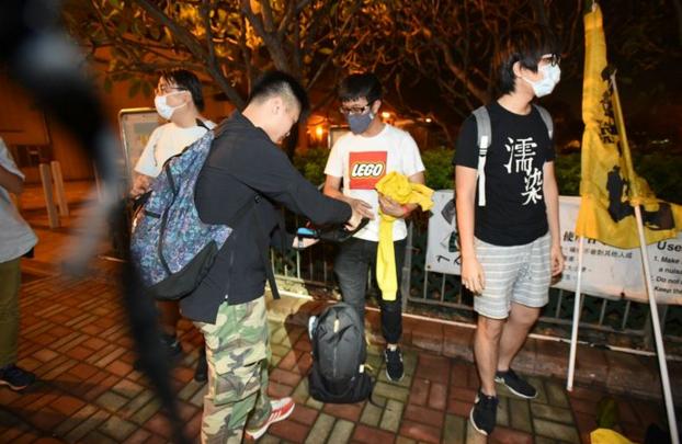 現場有警員搜身。