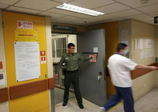 曾蔭權繼續在瑪麗醫院羈留病房留醫。