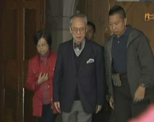 曾蔭權夫婦在教堂逗留約1小時後離開。