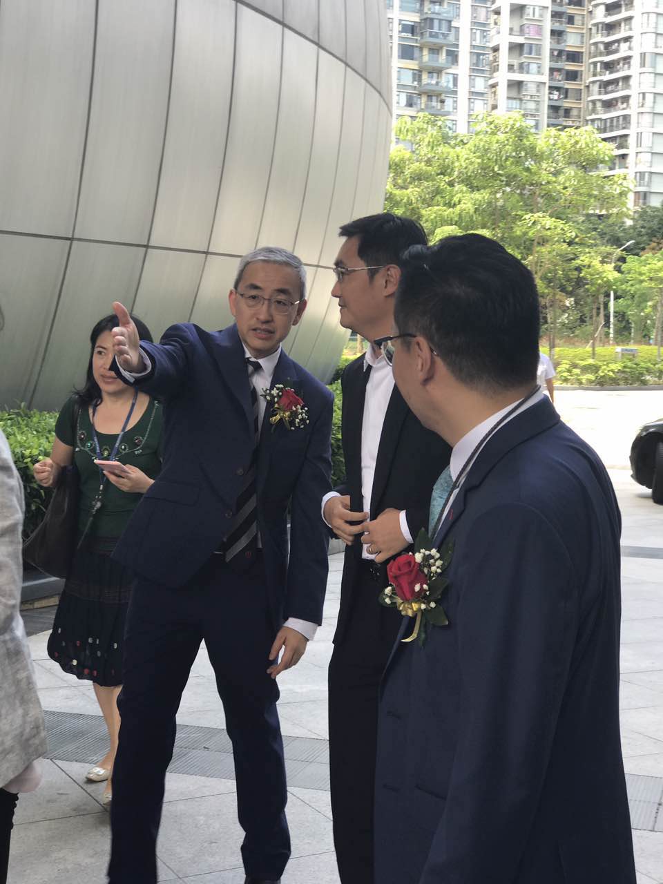 马化腾出席港大深圳医院三名工程揭牌