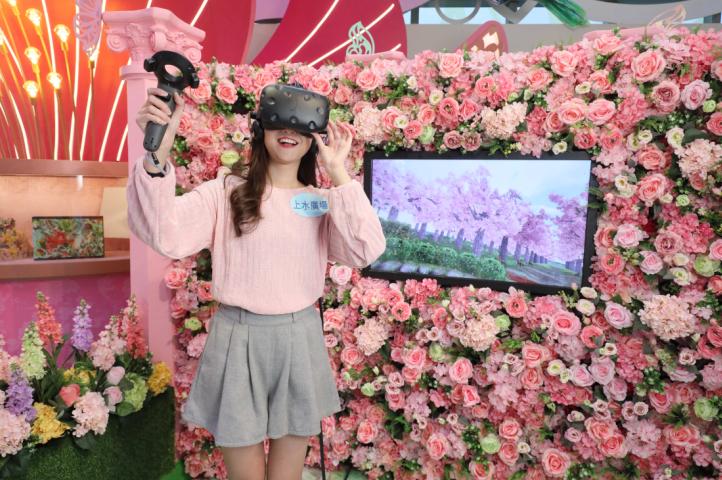 戴上VR鏡進入虛擬實境，化身蝴蝶飛舞花園。