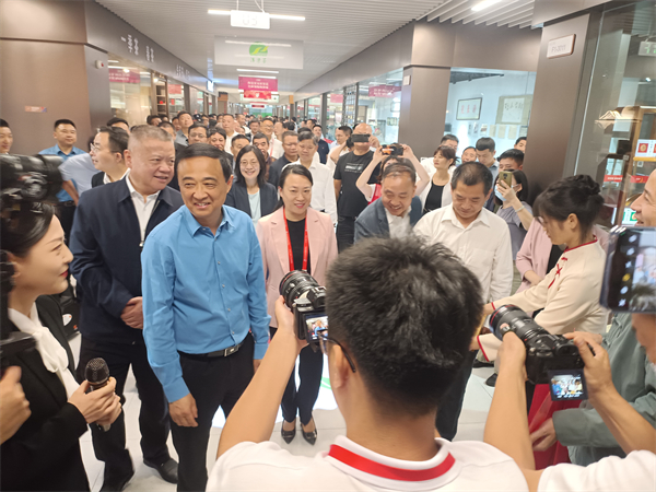 图二 景德镇市委书记刘峰等领导巡馆.jpg