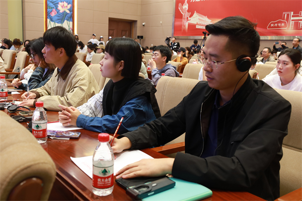 图三 参加论坛的嘉宾聆听演讲.JPG