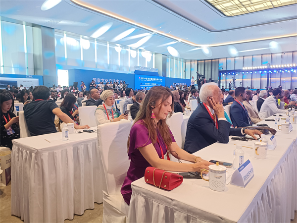 图三 阿拉伯艺术家采风团参会.jpg