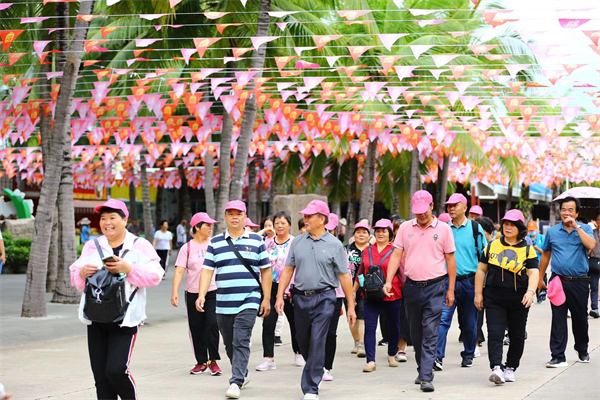 圖2 重陽節近萬名老年人湧入南山登高望遠,感受南山福壽文化。.jpg
