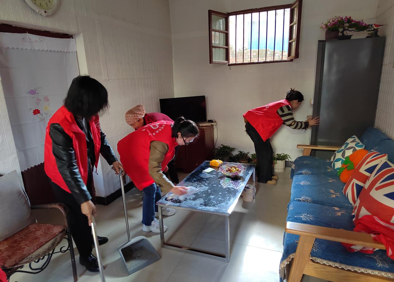 徽县城关镇西南街社区志愿者敬老爱老活动（本慧茹 摄）.jpg