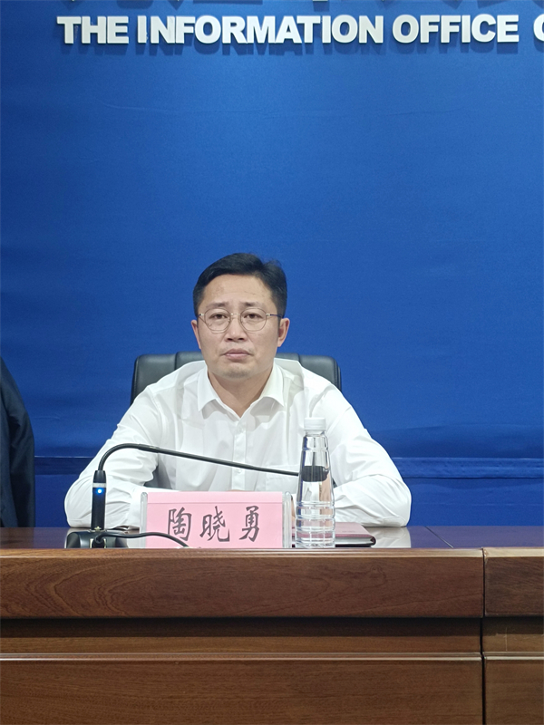 图四 水资源科科长陶晓勇回答本报记者提问.jpg