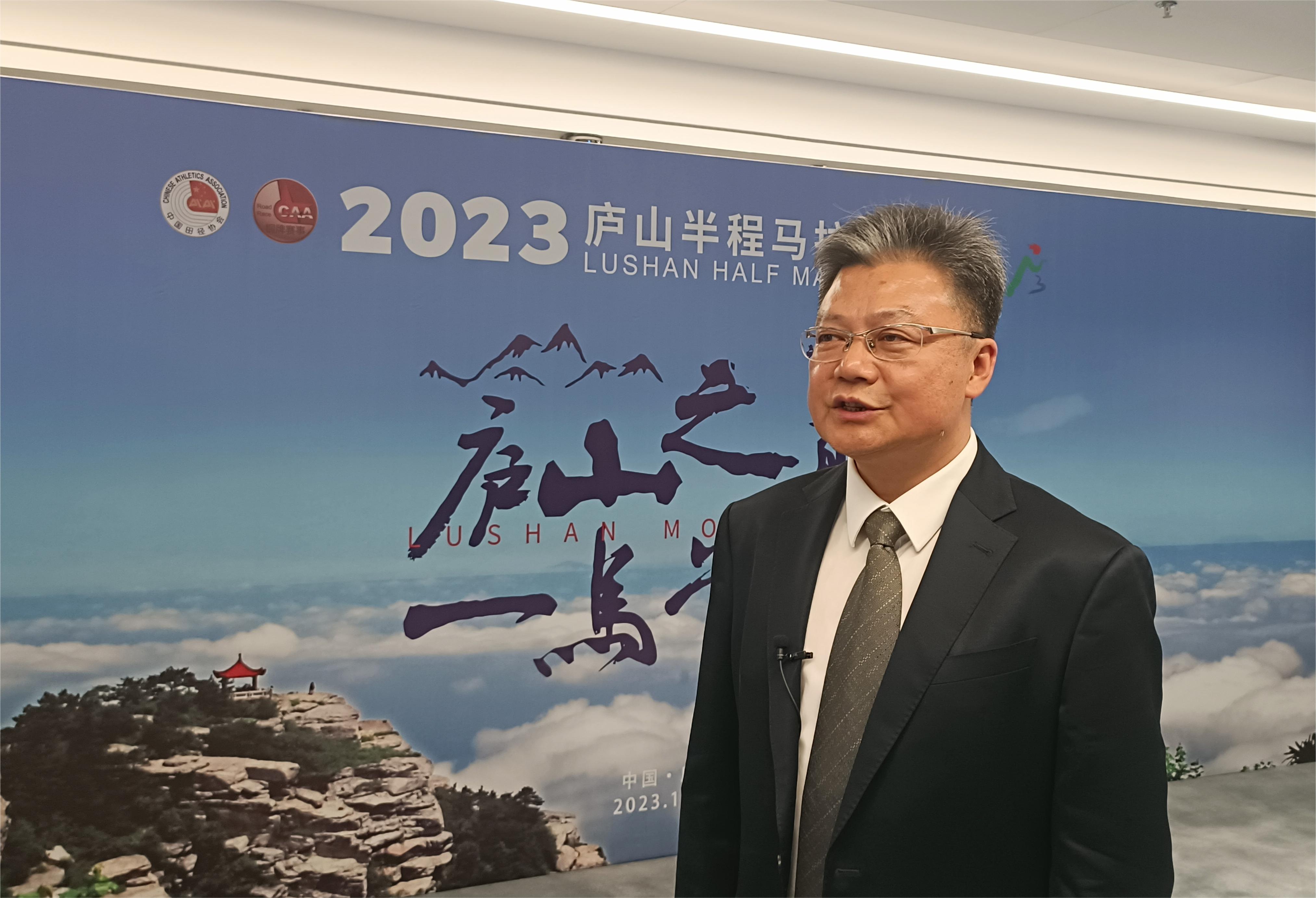 圖四 廬山管理局局長、廬山市市長王斌接受記者采訪.jpg