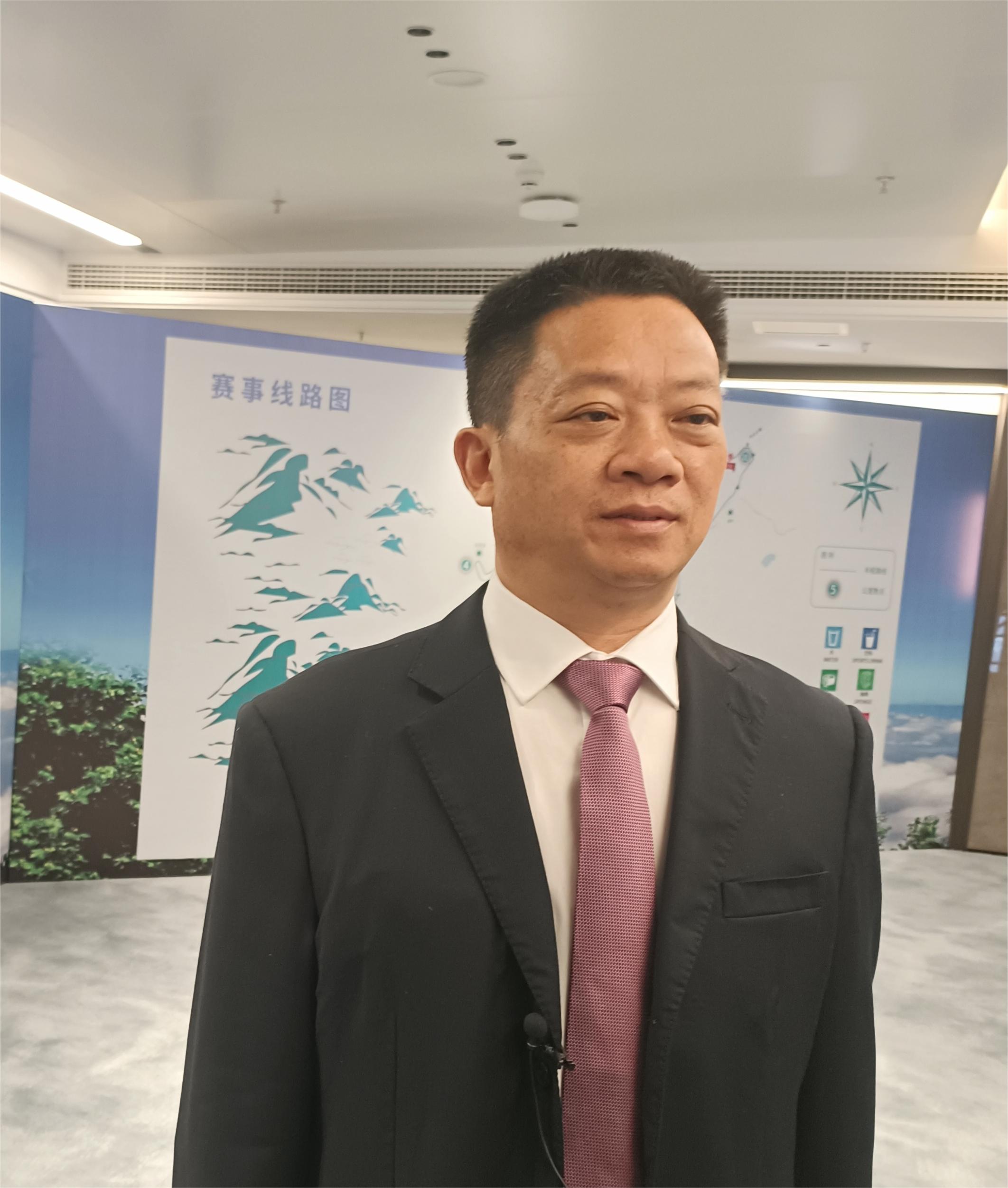 圖五 九江市體育局局長劉金梅接受記者采訪.jpg