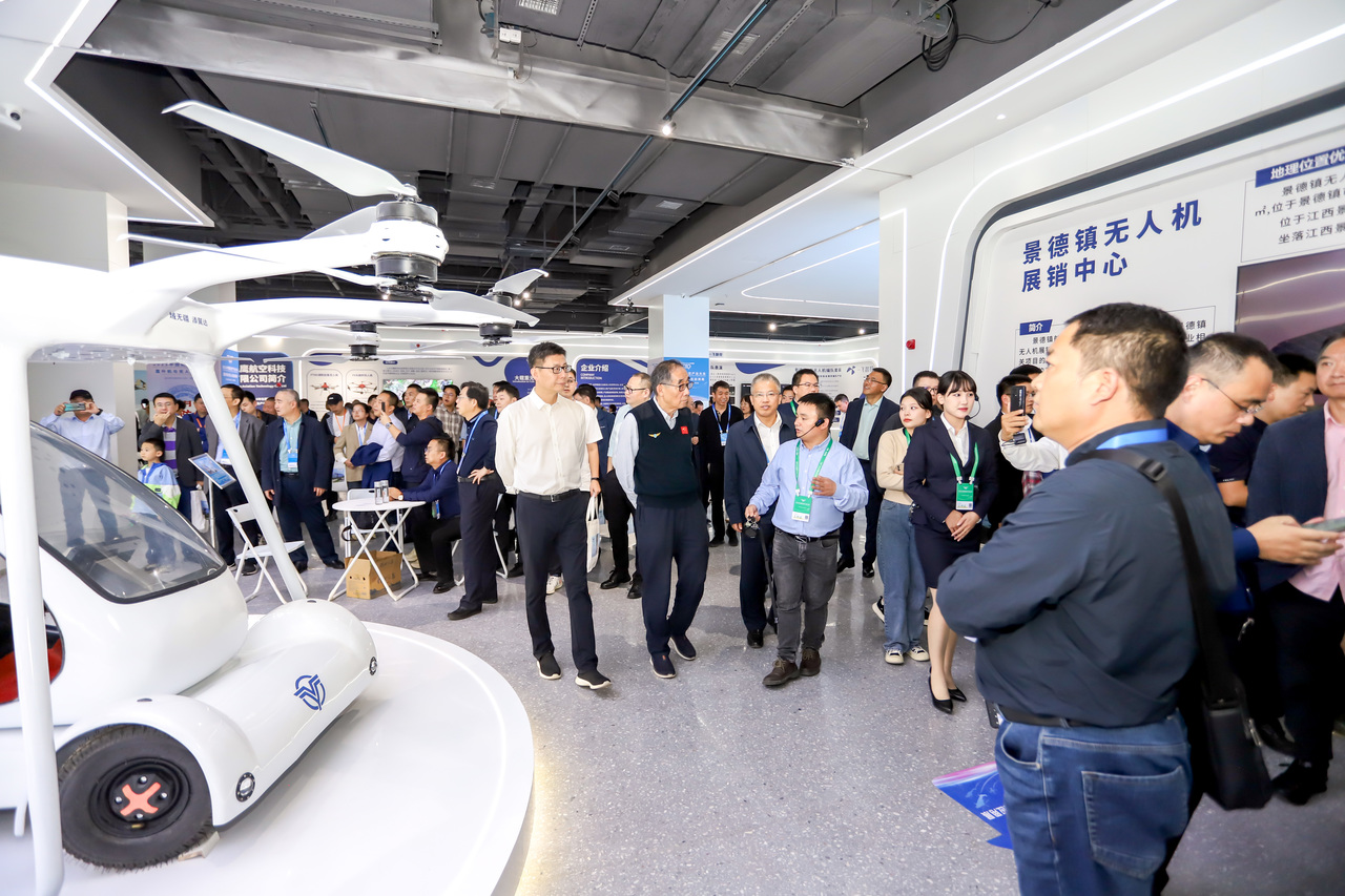 圖三 與會領導、嘉賓巡展.jpg