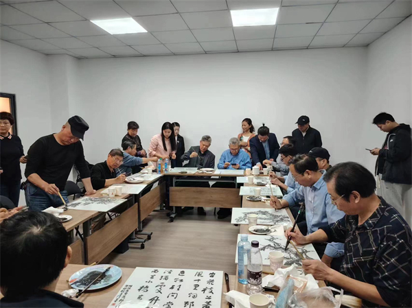 图五 池州艺术家们现场画瓷体验.jpg