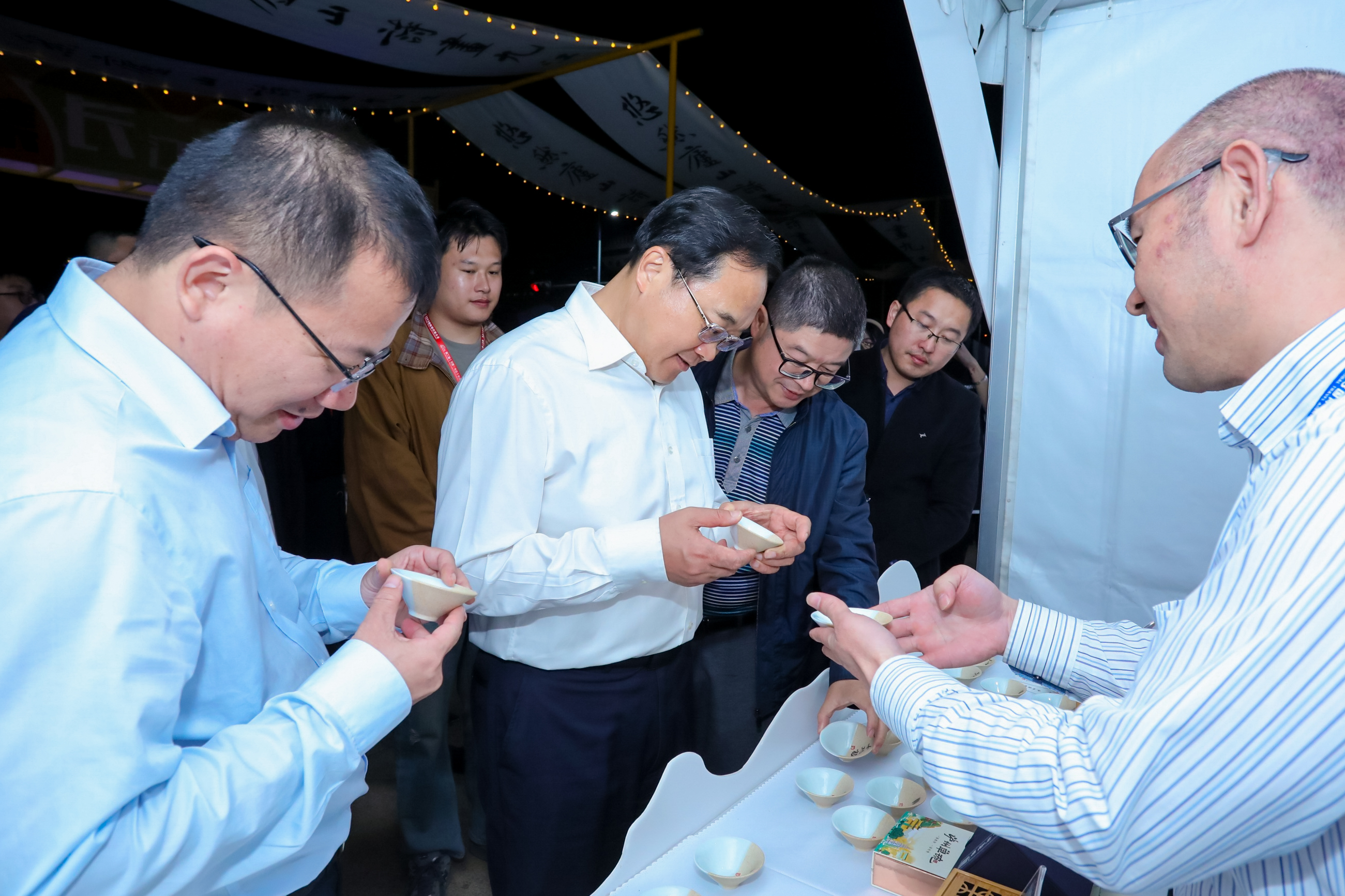 图四 九江市副市长杜少华参观市集，并与泸州单碗负责人交流.JPG