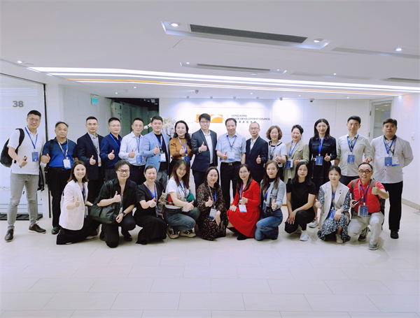3、深圳企业家考察团在香港贸发局合影.jpg