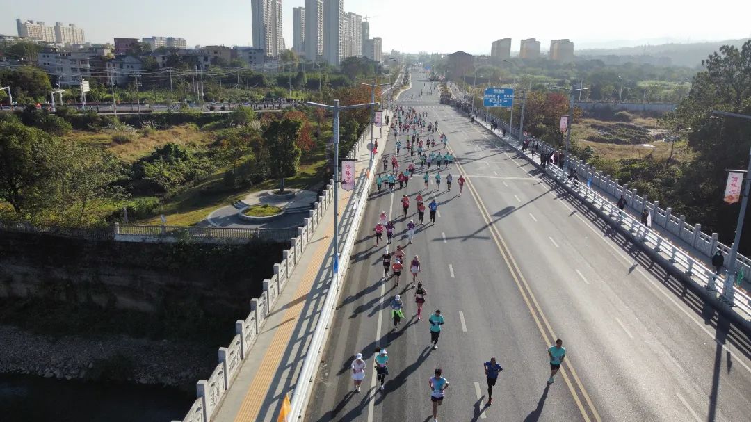 图二 选手们以高超的跑技,全情投入的热情,奔跑在美丽的铅山.jpg