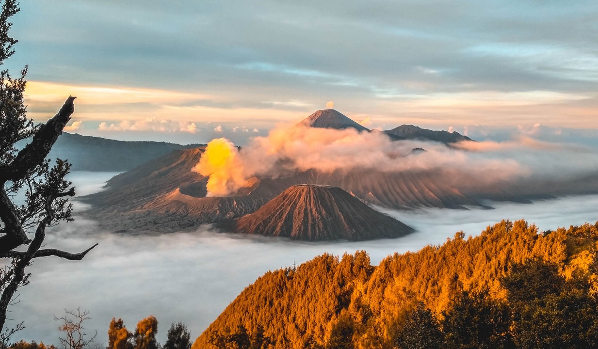 Surabaya - Mount Bromo 婆羅摩火山坐落在印度尼西亞，距離泗水大約150公里.jpg