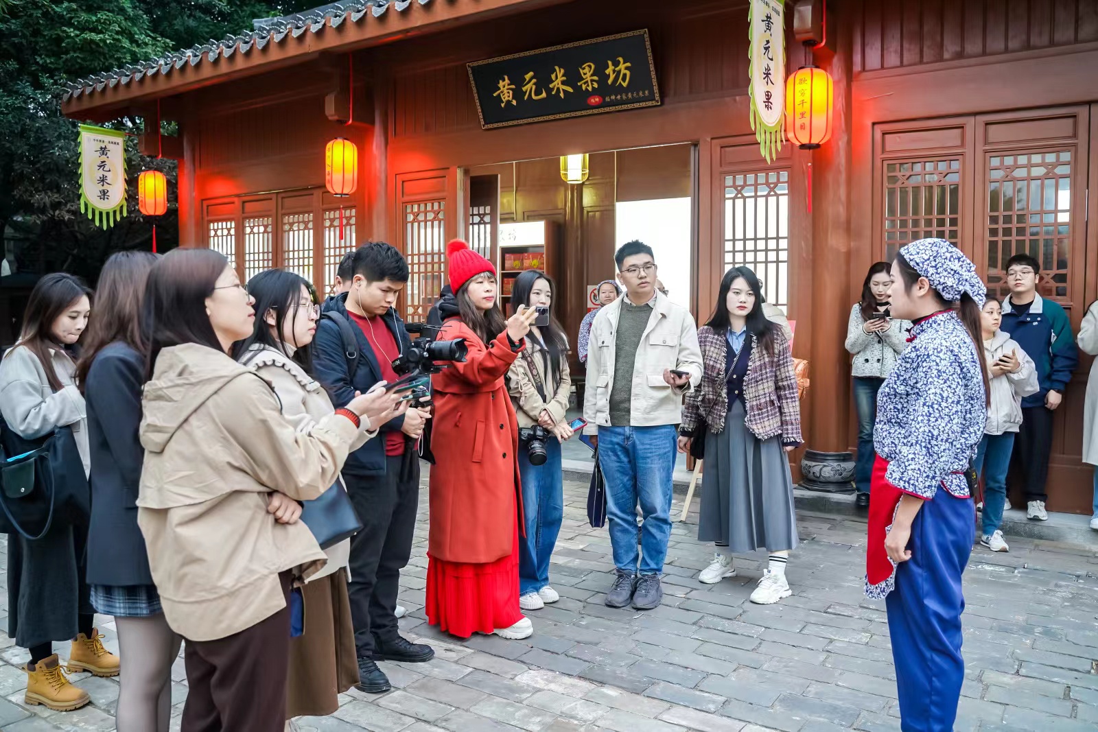 配图1：媒体记者、网络大V赣州采访行活动现场.jpg