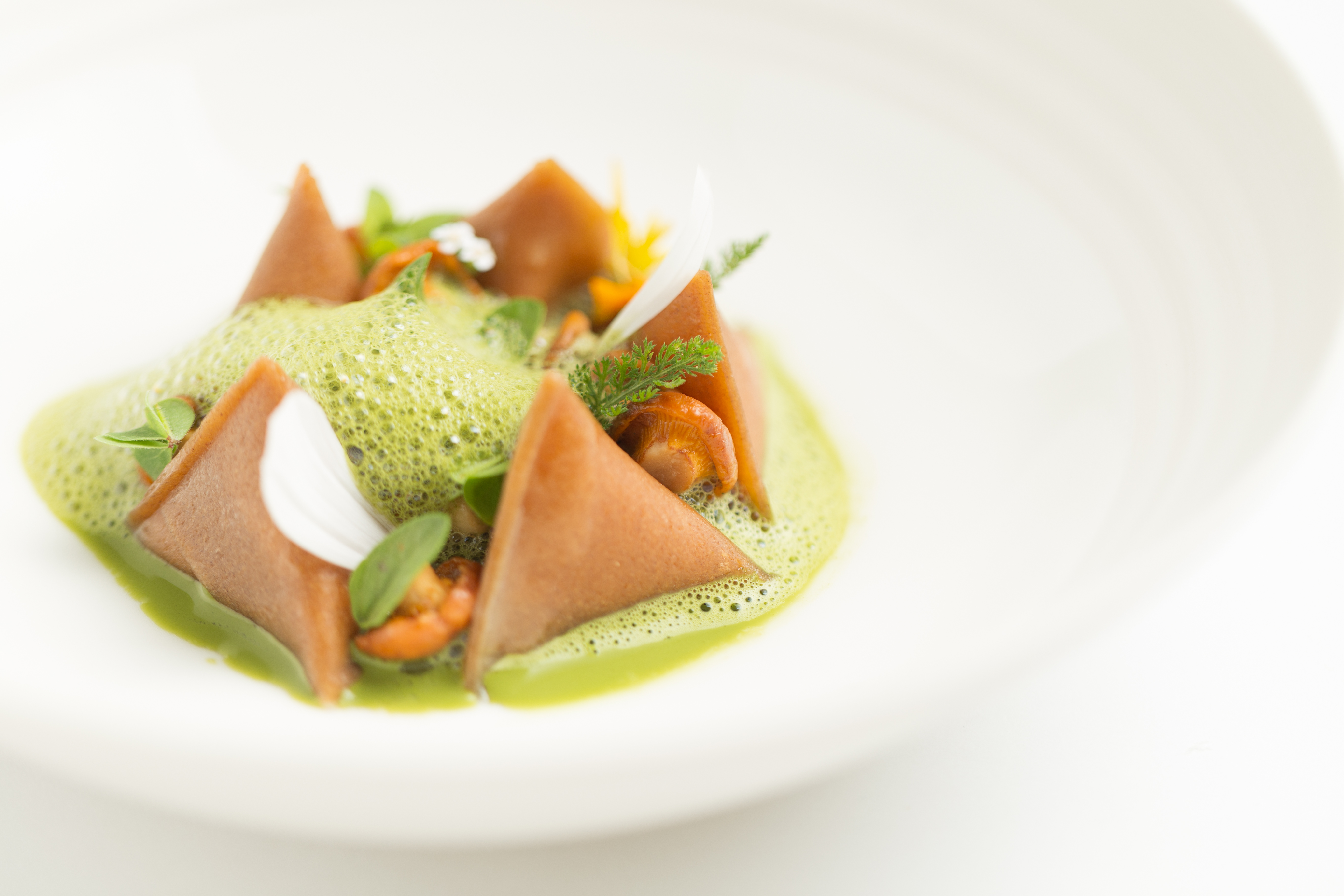 20230714-Cristal Room - Hong Kong -Le Berlingot ©ASP Sobacha pasta filled with Brie de Meaux A.O.P  Koicha matcha oolong-infused broth-©groupePIC-8-.jpg