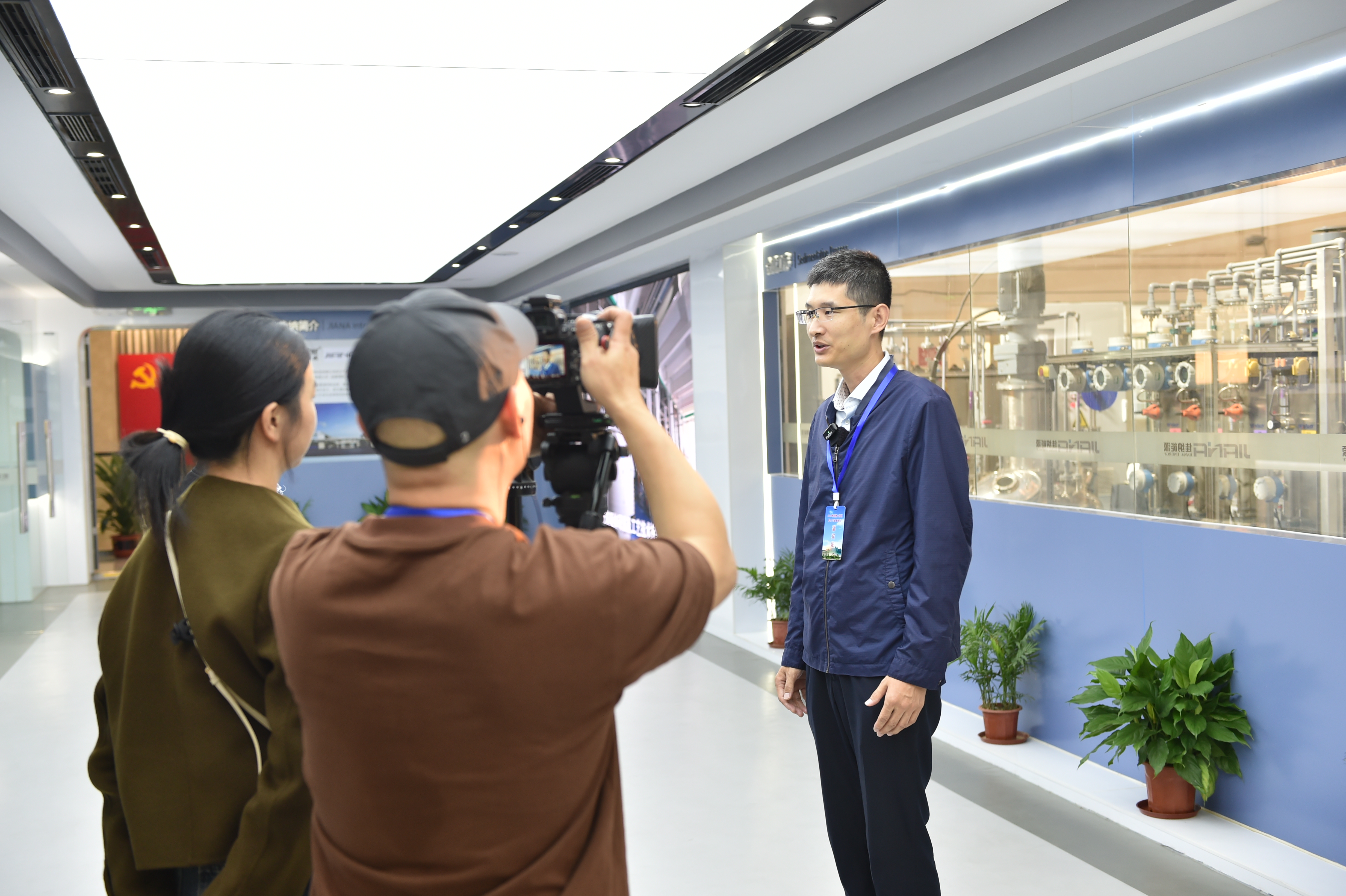 圖三 韋福雷博士後介紹媒體采訪.JPG