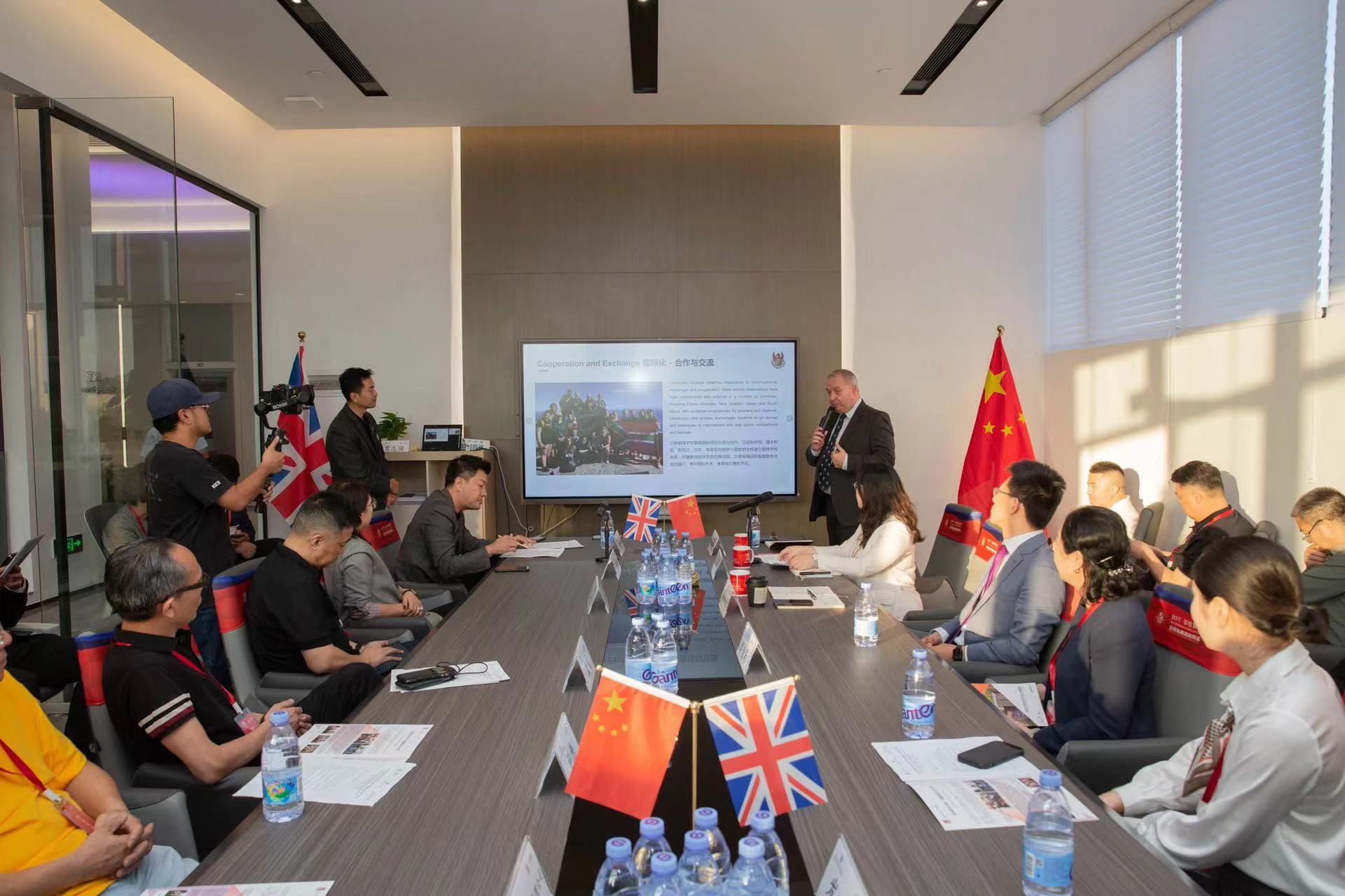 图2 英國蘭德福瑞公學校長Mr.Findlay發言.jpg