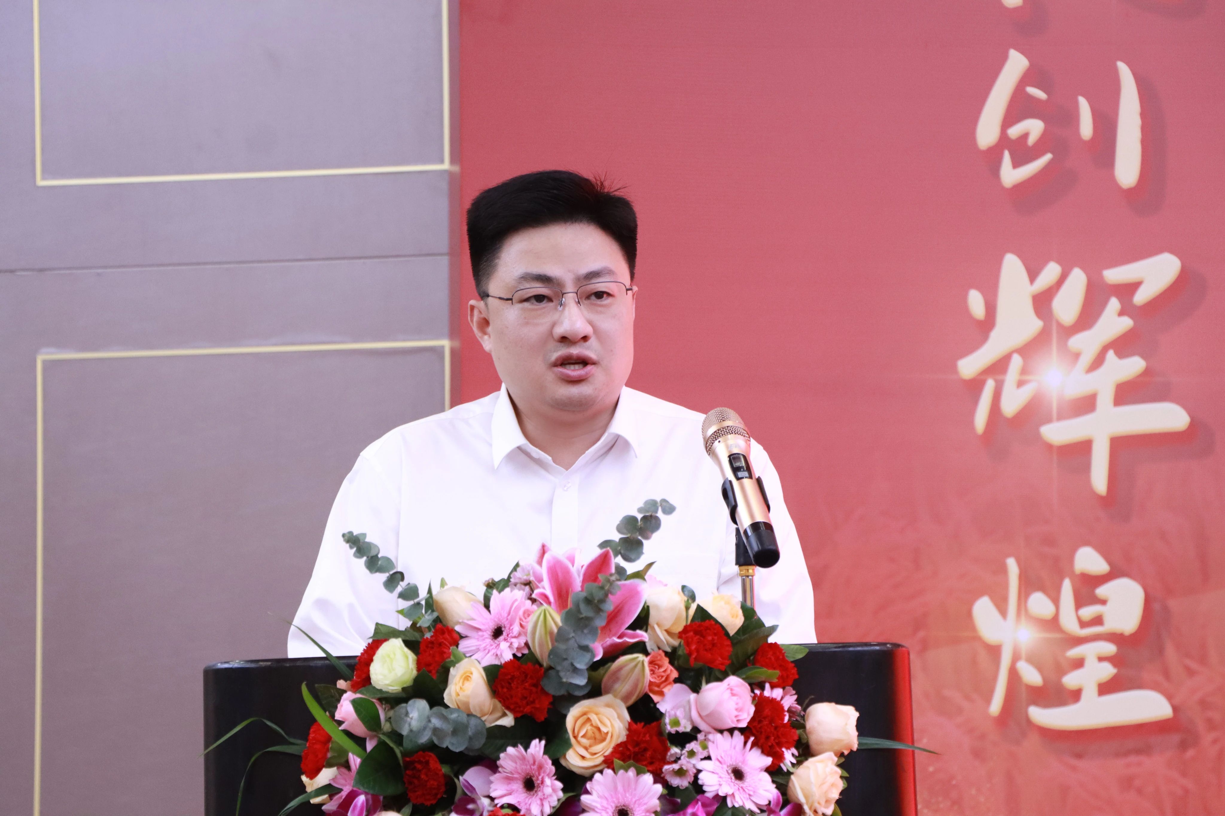 图二 万年县委书记毛奇在推介会上致辞.jpg