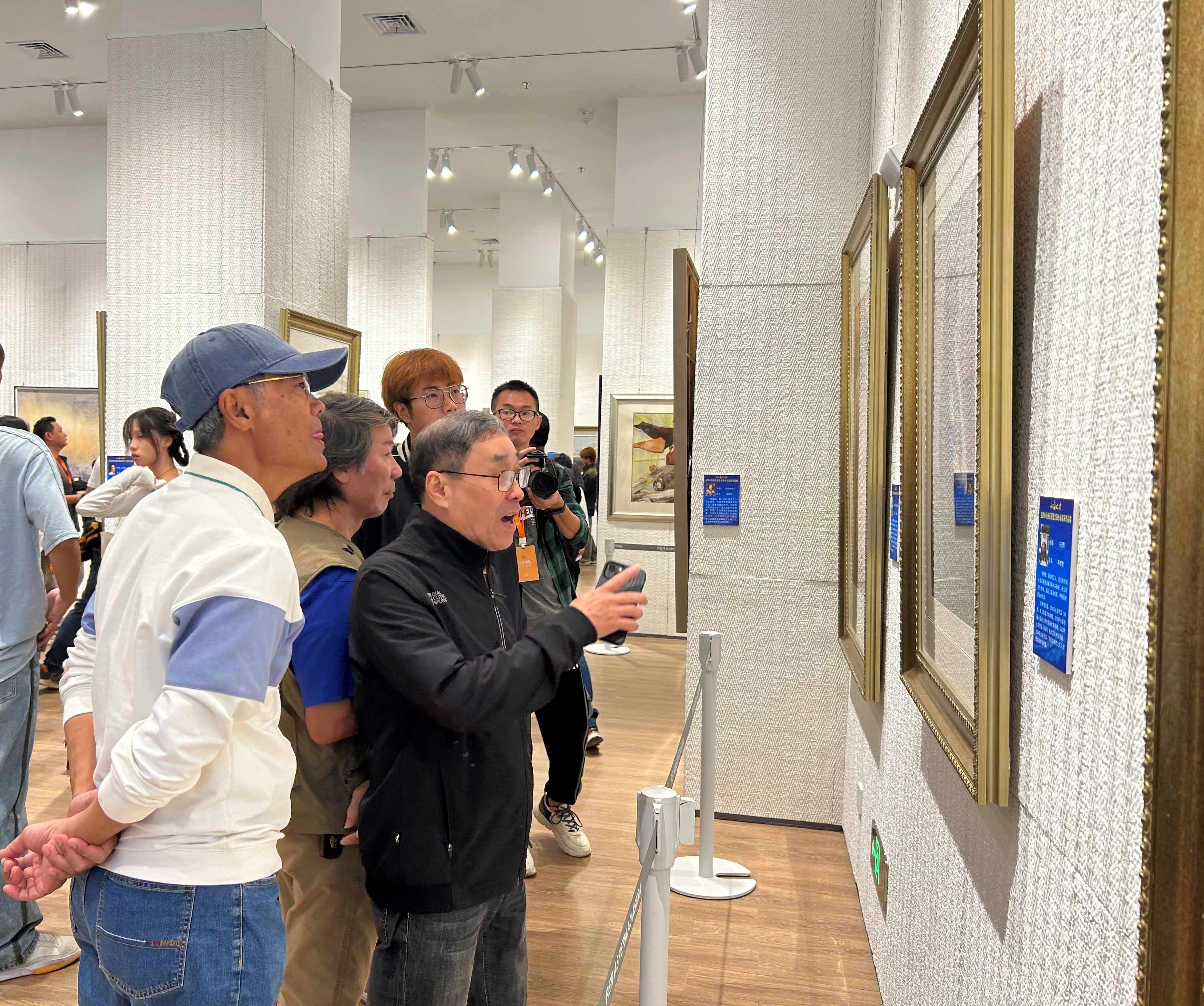 圖二:與會嘉賓觀展 (1).jpg