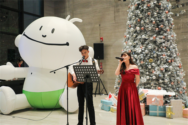 酒店员工发挥才艺 组成乐队进行暖场表演.jpg