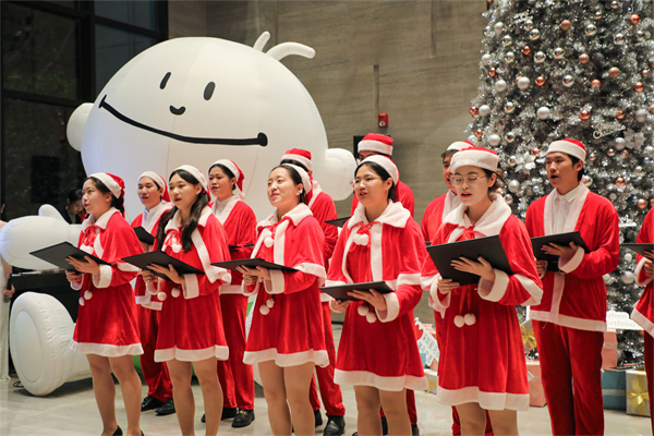 由酒店员工组成的圣诞点灯唱诗班 向现场客人传递美好祝愿.jpg