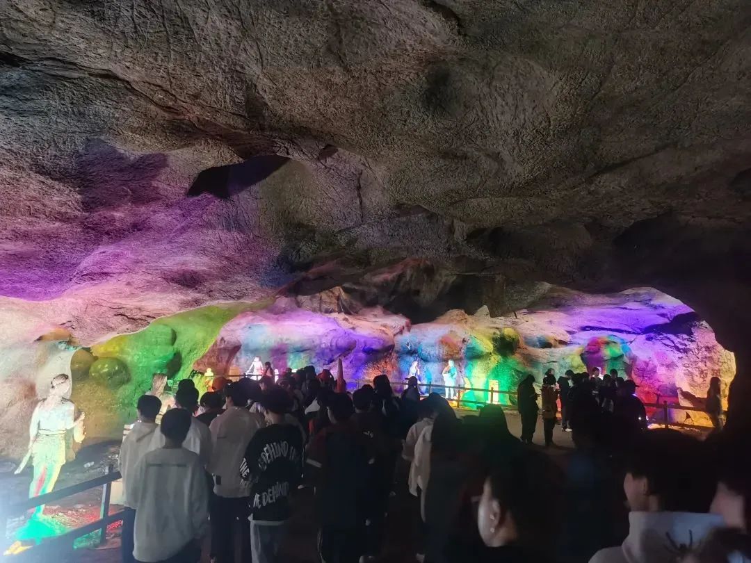 图一 研学团走进神龙宫.jpg