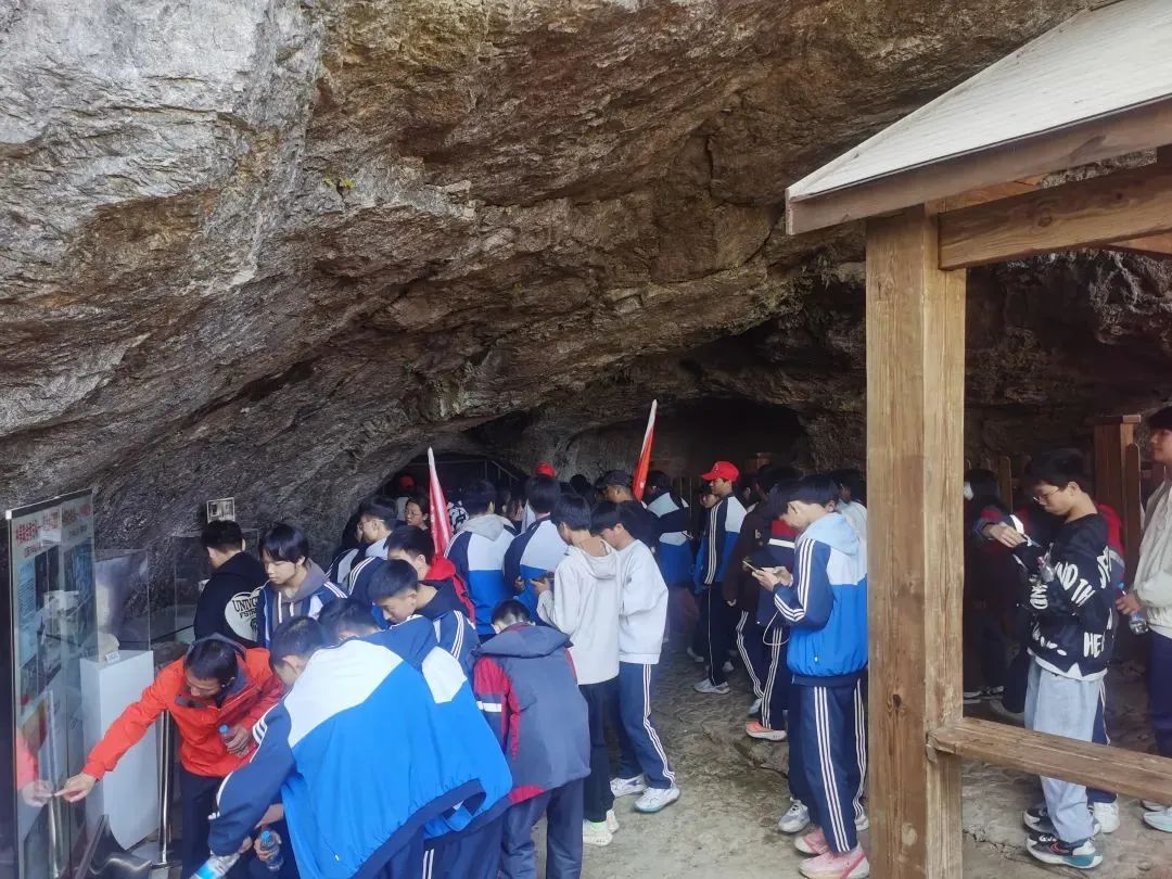 图二  同学们在仙人洞遗址探秘.jpg
