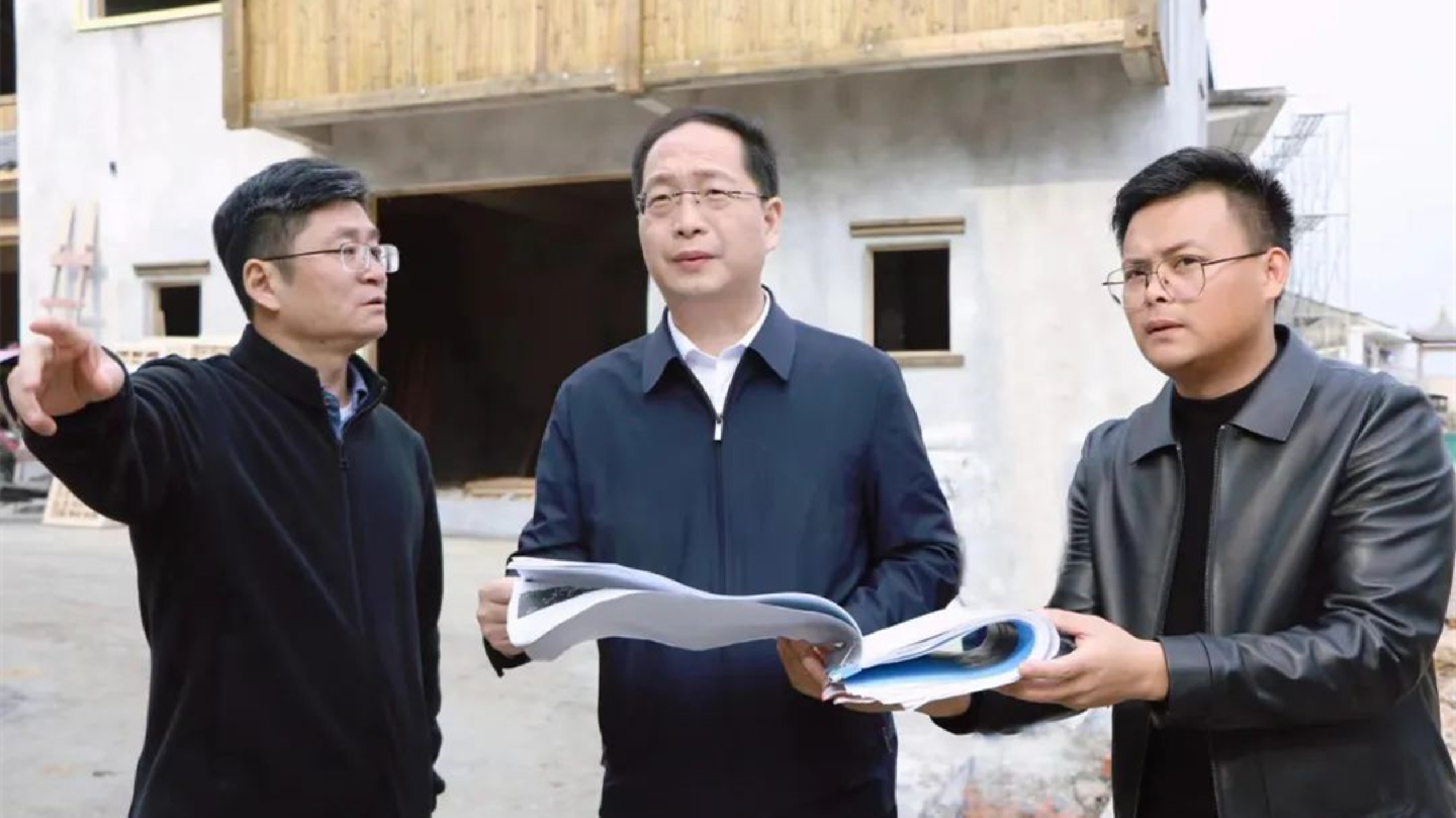 图一 谢军在石镇镇调研美丽集镇建设工作.jpg